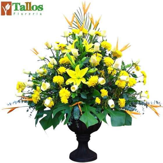 Arreglo floral con rosas amarillas y pompones en copón de cerámica elegante ideal para eventos y decoración con entrega en Lima